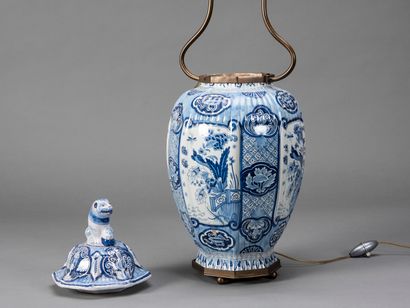 null DELFT, vase couvert en faïence à décor blanc et bleu, monté en lampe

19ème...