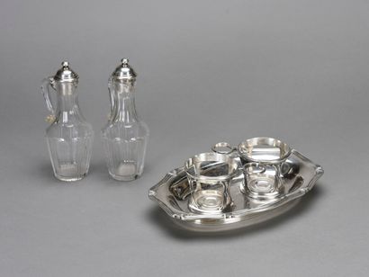 null Monture d'huilier vinaigrier en argent modèle coquille et ses flacons en verre...