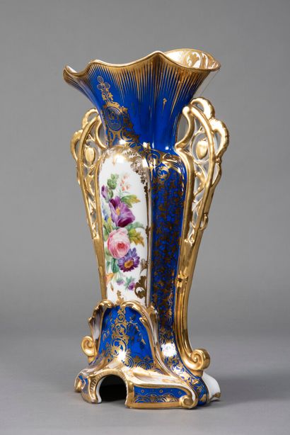 null Paire de vases en porcelaine de Paris à décor d'un bouquet de fleurs polychrome...
