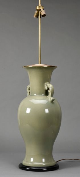 null CHINE, Vase de forme balustre à anses, en porcelaine à fond céladon

XXème siècle

H...