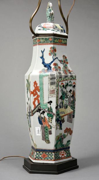 null CHINE, importante paire de vases couverts en porcelaine à décor aux émaux de...