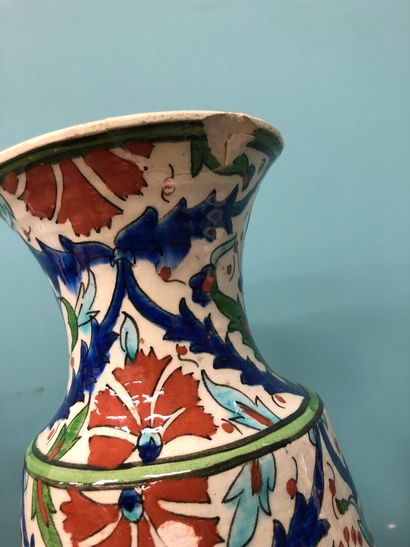 null Vase et pichet à décor Iznik (vase presente un éclt au col et un petit éclat...