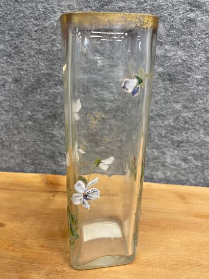 null -Vase carré en verre émaillé à décor de branchages de fleurs et feuilles

H...