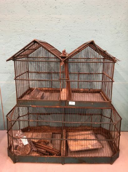 Cage à oiseaux double vers 1900 
H : 80 cm...