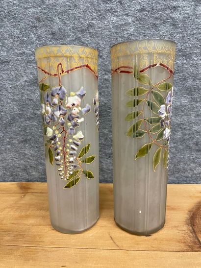 null Paire de vases émaillés vers 1900 à décor de lilas

H : 26 cm