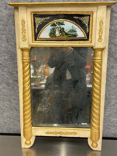  Miroir en bois laqué ornée d'un verre églomisé 
Vers 1820 
H : 70 L : 43 cm