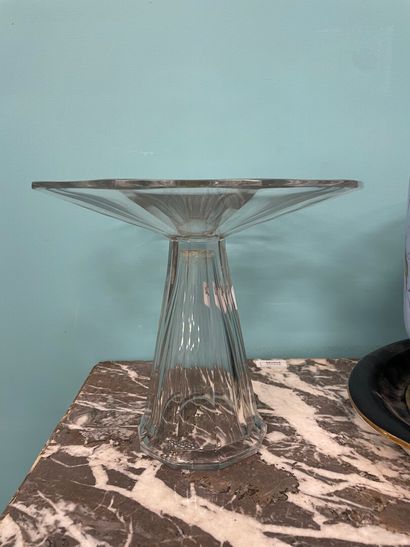 null Centre de table en verre à pans coupés formant coupe

H : 21.5 D : 25 cm