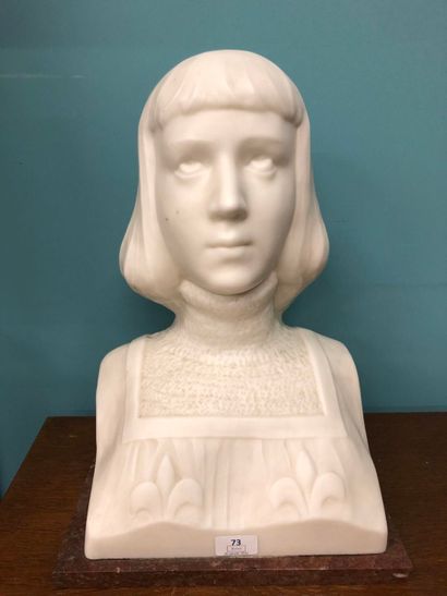 null Jeanne d'Arc sujet en biscuit de porcelaine

Base en marbre 

H buste : 44 ...