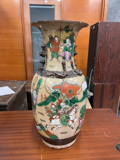 null Chine, vase à décor de guerrier, Nankin



H : 43 cm