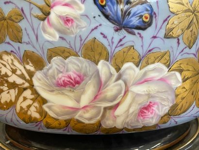 null Importante Jardinière et son plateau en porcelaine peinte d'un large bouquet...