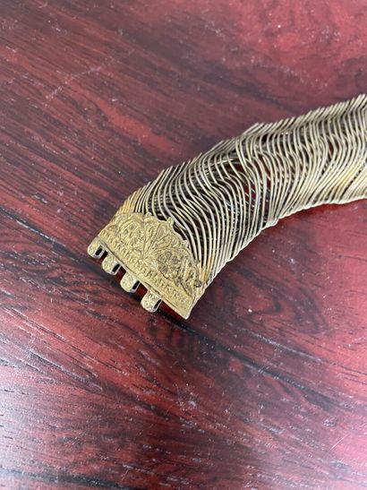  Bracelet en métal doré 
Travail ottoman 
Manques et accidents