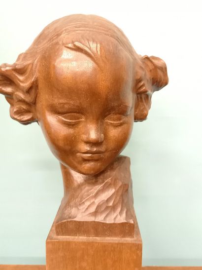 null Amedeo GENNARELLI (1881-1943)

Buste en bois sculpté, 

Jeune fille

H buste...