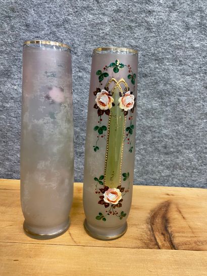 null Paire de vases en verre émaillé à décor de fleurs

H : 25 cm