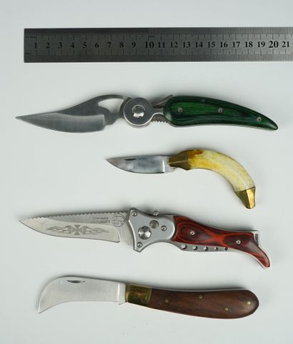 null Un lot de 4 couteaux originaux : 



Un petit couteau en forme de banane, manche...