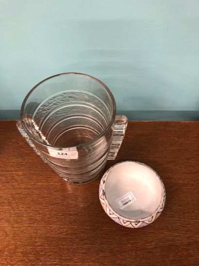 null Vase en verre givré 

H : 21 cm 



VALLUARIS coupe vide poche Metenier vas...