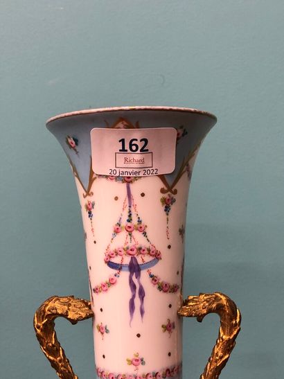 null Vase conet en porcelaine et laiton

H : 22.5 cm