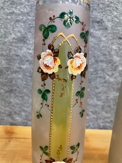 null Paire de vases en verre émaillé à décor de fleurs

H : 25 cm