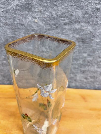 null -Vase carré en verre émaillé à décor de branchages de fleurs et feuilles

H...