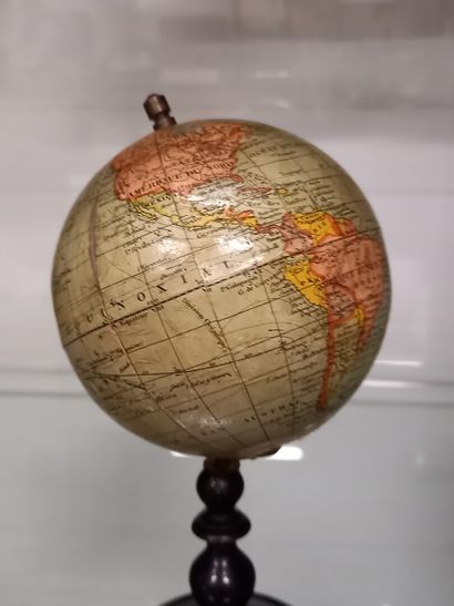 null Petit globe terrestre

H : 22 cm
