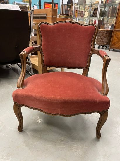 null Un fauteuil de style Louis XV bas garni de velours rose