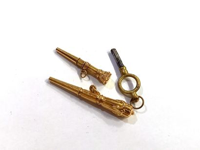  Trois clés de montres dont deux en or 
pds brut des deux clés en or 5, 5 gr