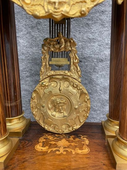 null Pendule portique Charles X en bois marqueté et bronze ciselé à quatre colonnes...