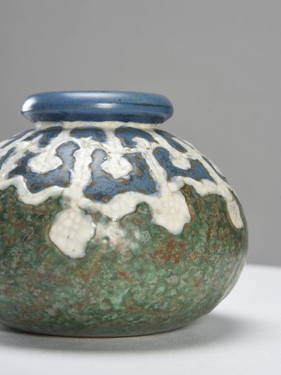null REVERNAY

Vase de forme renflée en grès émaillé dans les tons de bleus et verts...