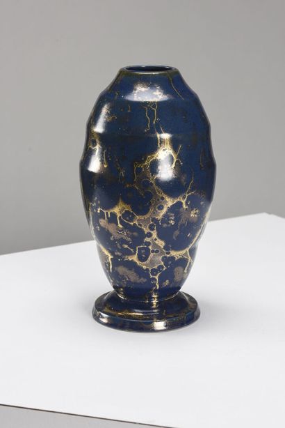null Lucien BRISDOUX (1878-1973)

Paire de vases en céramique émaillée bleu nuit...