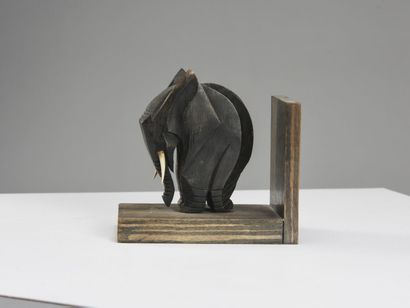 null TRAVAIL ART DECO

Paire de serre-livres en placage de macassar à décor d'éléphant...