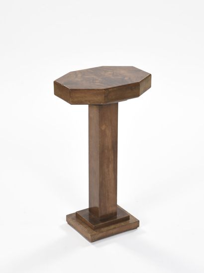 null ART DECO WORK

Walnut veneer side table resting on a square stepped base with...