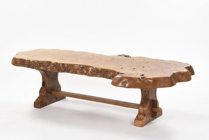 null TRAVAIL 1970

Table basse en loupe de bois formé d'un épais plateau racine de...
