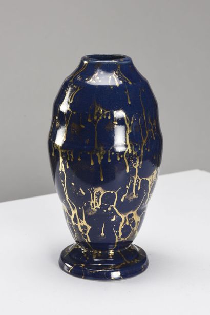 null Lucien BRISDOUX (1878-1973)

Pair of midnight blue enamelled ceramic vases decorated...
