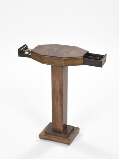 null ART DECO WORK

Walnut veneer side table resting on a square stepped base with...