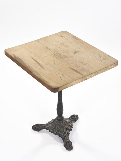 null Work Art Nouveau period

Table said Bistrot with tripod base in cast iron with...