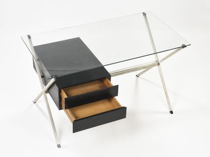 null Franco ALBINI (1905-1977)

Desk with X-shaped lateral legs with a star-shaped...