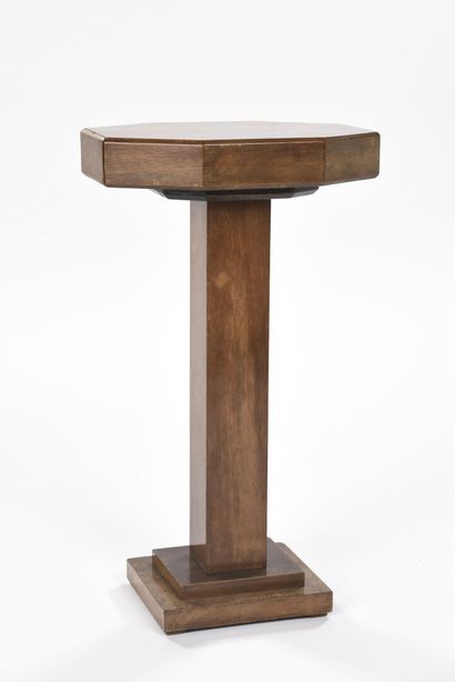 null ART DECO WORK

Walnut veneer side table resting on a square stepped base with...