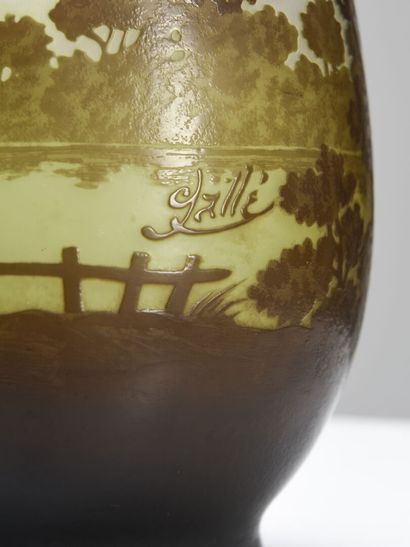 null Etablissements GALLE

Vase en verre double de forme ovoïde à court talon évasé...