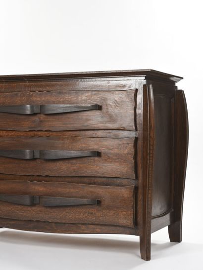 null FRENCH WORK 1940

Chest of drawers with three drawers in front of large handles...