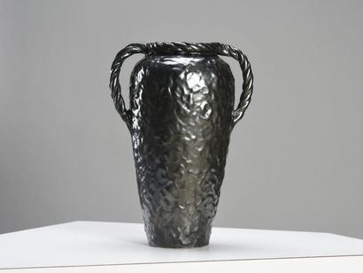 null Jérôme MASSIER (1850-1926)

Vase de forme conique à col renflé à deux anses...