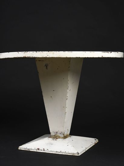 null Xavier PAUCHARD (1880-1935)

Table modèle Kub à fût pyramidal inversée en tôle...