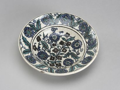null Edmond LACHENAL (1855-1930)

Plat creux en céramique au décor polychrome floral...
