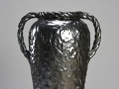null Jérôme MASSIER (1850-1926)

Vase de forme conique à col renflé à deux anses...