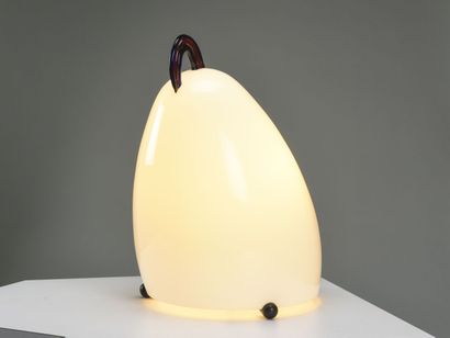 null VISTOSI ITALIE

Grande lampe de table en verre soufflé opalin de forme ovalisante...