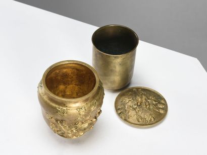 null CASSONNET (XIX-XX ème)

Pot couvert en bronze doré à décor de feuilles et de...