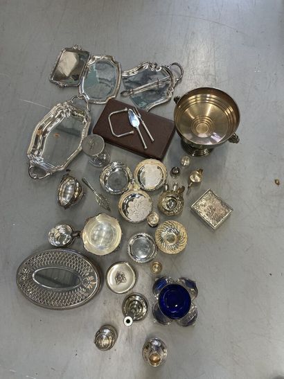 null Important ensemble d'objets en métal argenté dont: ramasse-miette, tasses à...