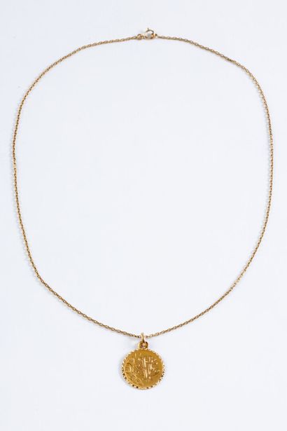 null Circular medal in yellow gold, engraved with initailes and a chain in yellow...