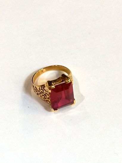 null 18K (750) yellow gold ring set with hearts holding an imitation red stone 

Pds:...