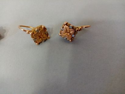 null Two pairs of small earrings in yellow gold

Weight: 3,5 gr