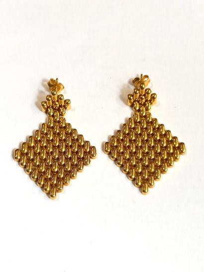 null Pair of 18K (750) yellow gold earrings with two rhombuses in grains of rice...