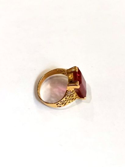 null 18K (750) yellow gold ring set with hearts holding an imitation red stone 

Pds:...